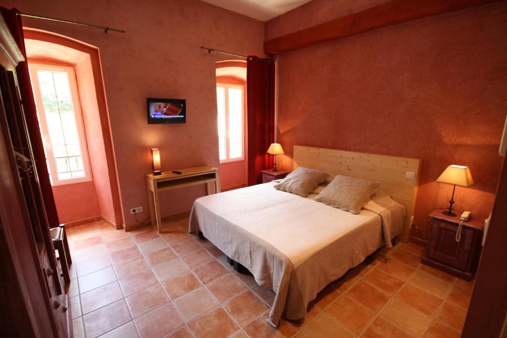 Logis Hotel Restaurant Le Domaine De L'Eau Vive Largentière Стая снимка